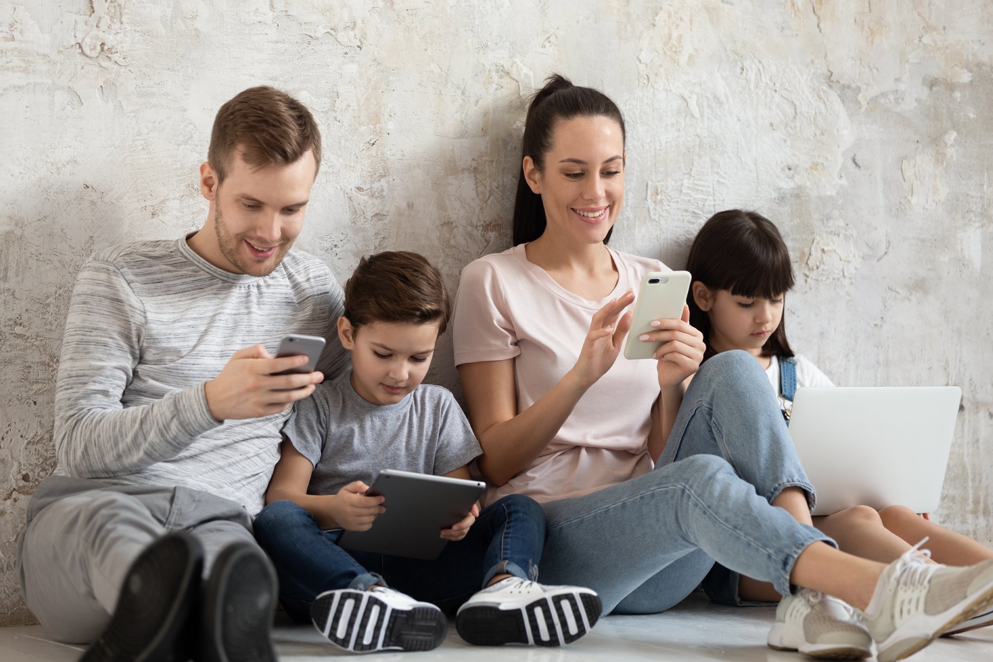 Современная семья читать. Современная семья. Семья с гаджетами. Семья миллениалов. Семья за смартфонами.
