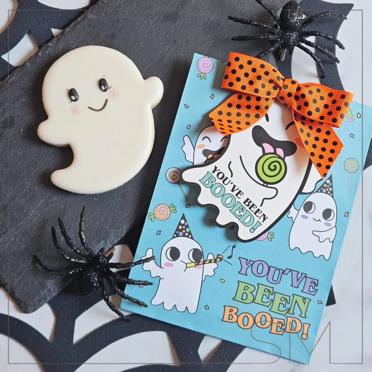 Halloween is just around the corner - have you been "Booed" yet?? Are you looking for a treat to "Boo" others? I have a few extras - DM if interested!
Each cookie is individually sealed, then placed in this adorable bag with a bo
