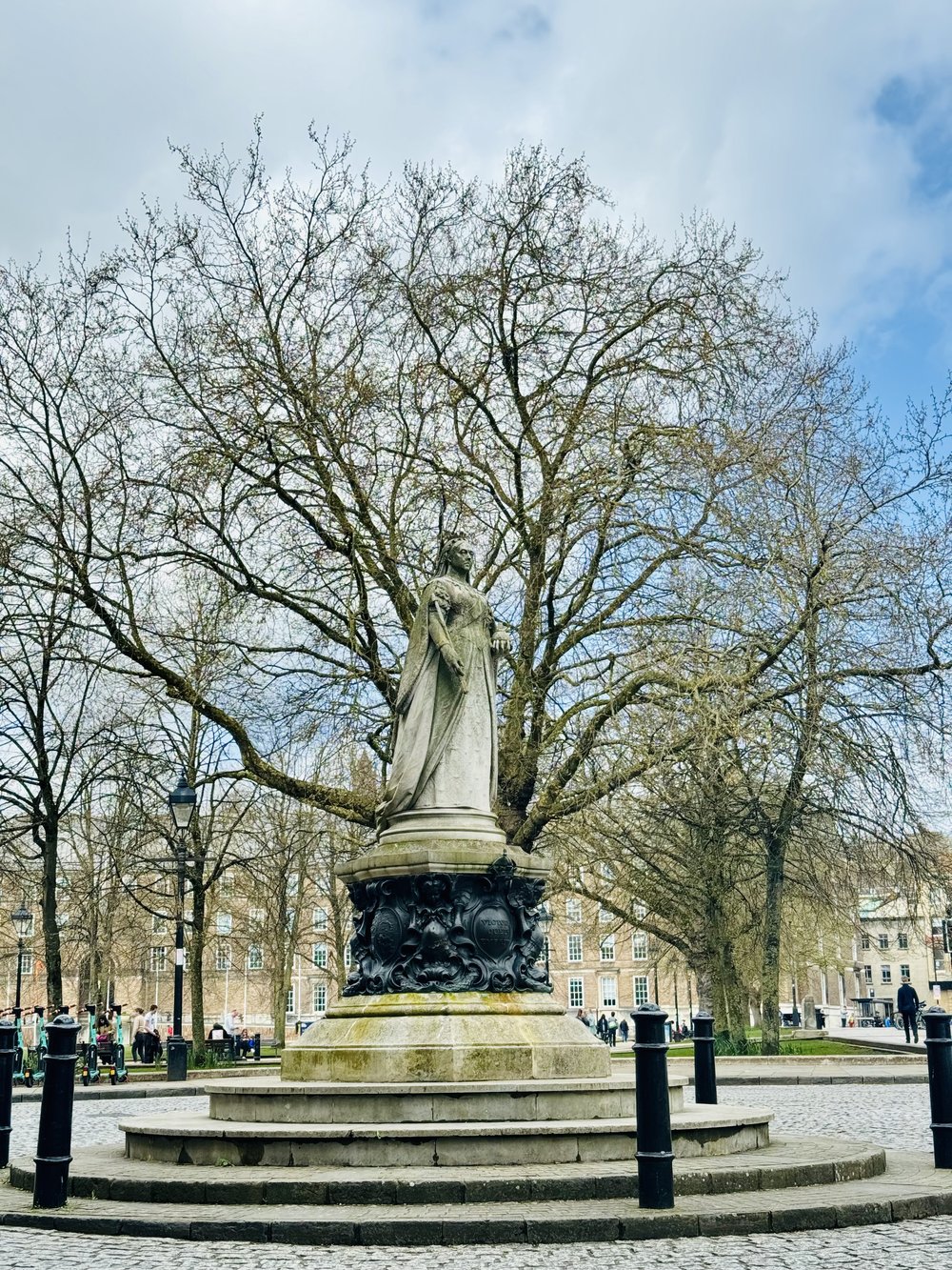 queen victoria statue