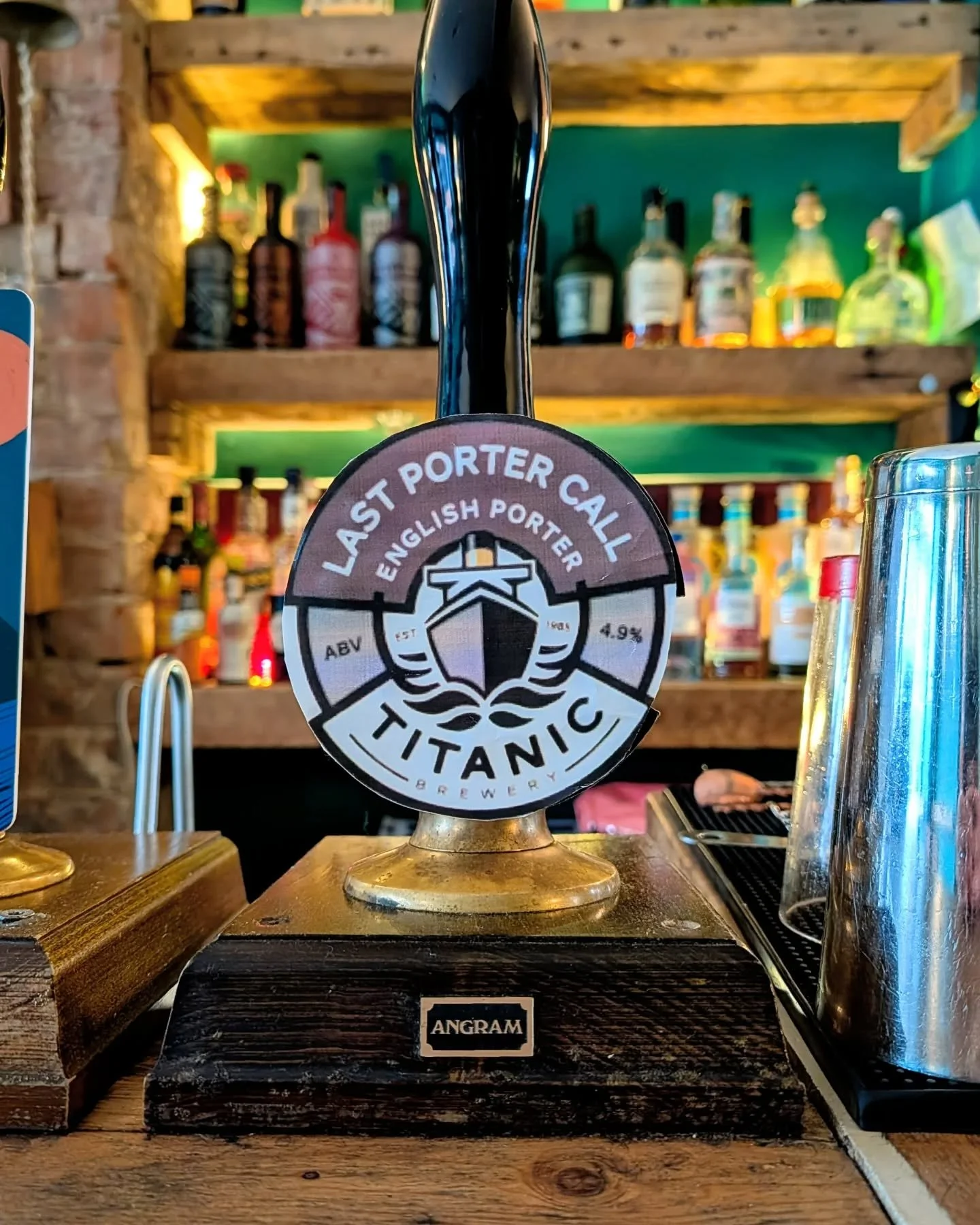 Titanic Brewery has resurfaced while the Splash Splash of Farm Yard Brew has sunk (supped).

Their Holmes Stead Bitter remained steady. The final pint has been pulled just an hour into the day.

#caskale #porterbeer #bitter