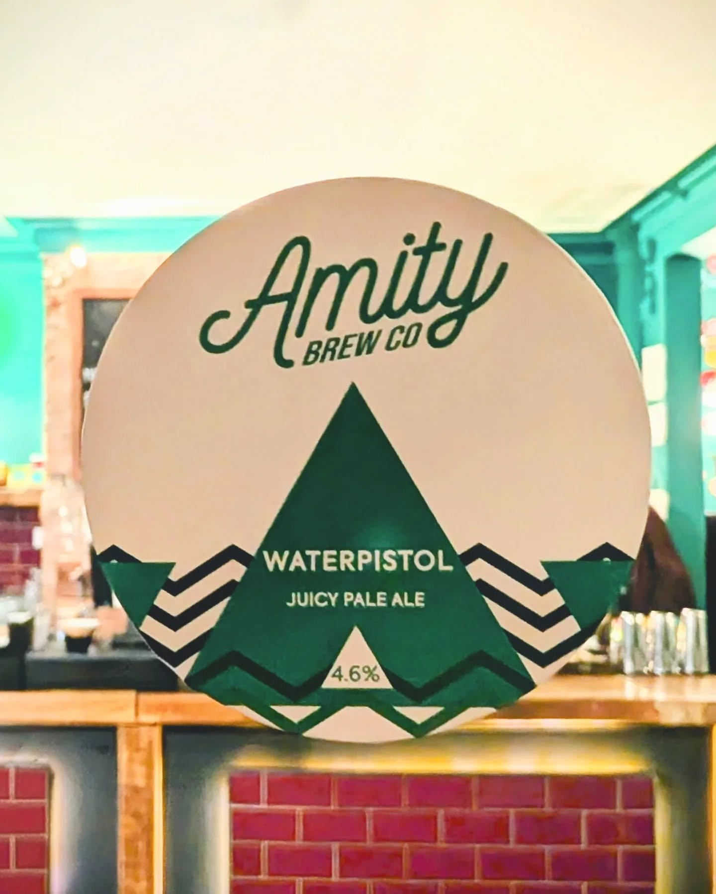 Hazy, juicy, pale ale by @amitybrewco takes its place on our board. It'll see you through the weekend.

#paleale #craftbeer  #thecrookedman
