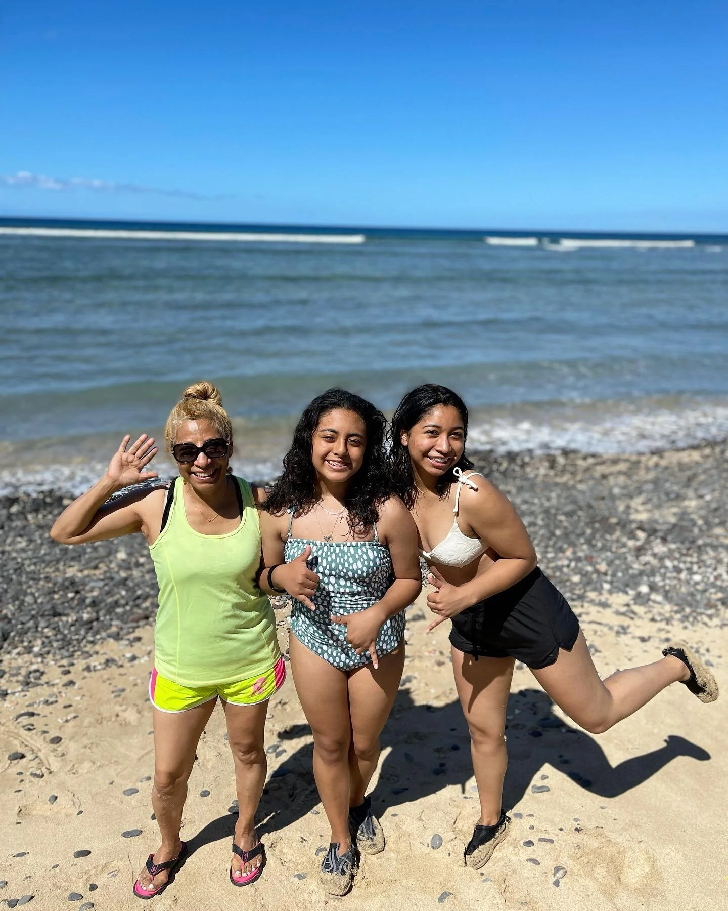 Nothing but smiles, waves and good vibes🤙🏽
#maui #surf #stantsurfinglessons #surflessonsmaui