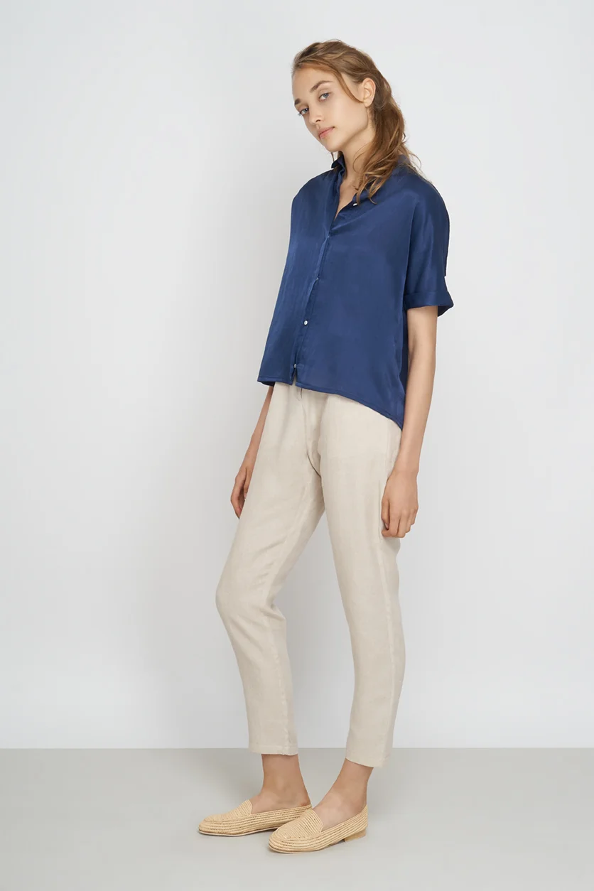 JF_SS18_Lookbook_Tona_Blouse_night-blue_Macondo_Trousers_beige_1.jpg