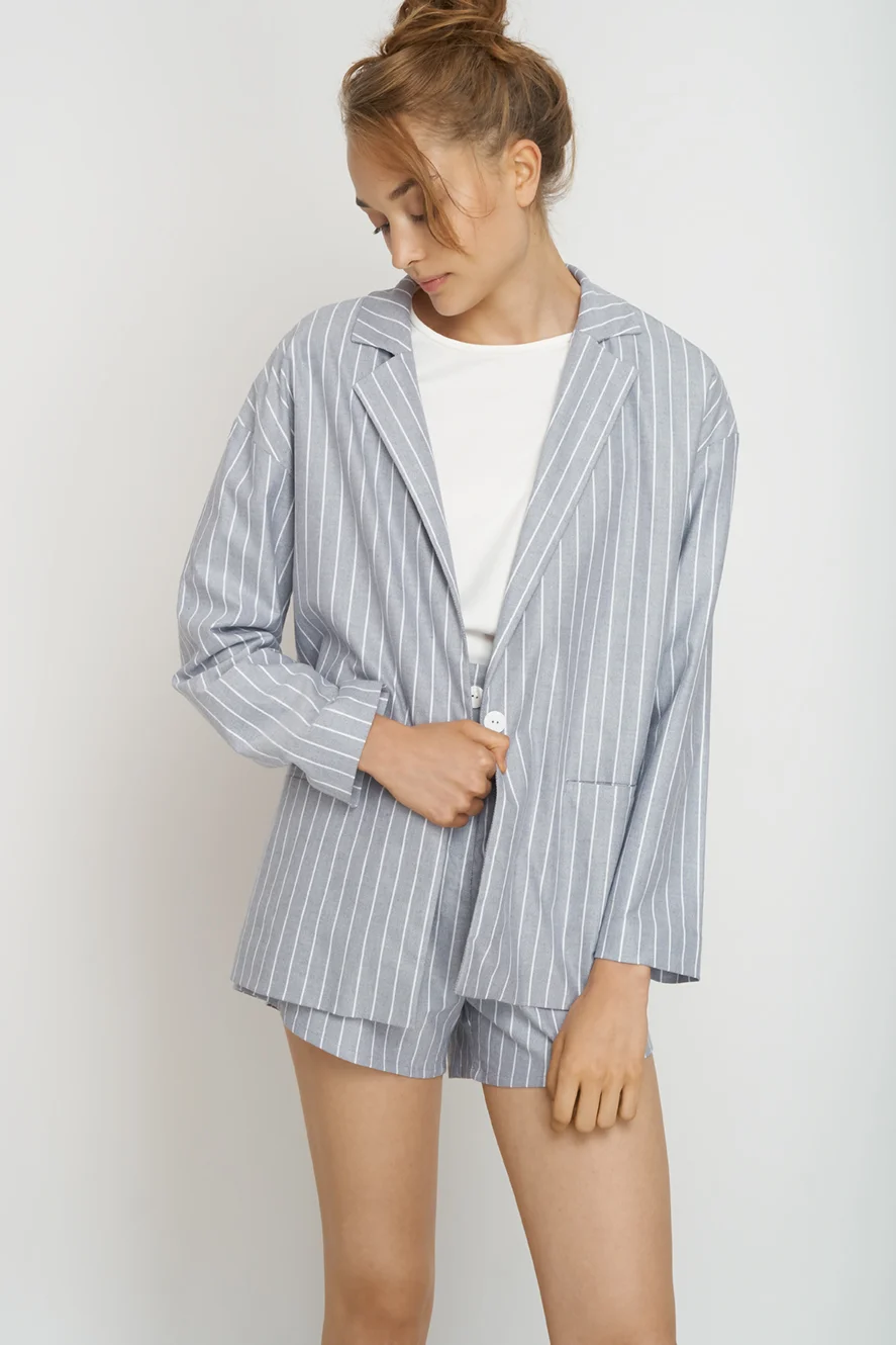 JF_SS18_Lookbook_Maya_Blazer_grey-white_Olivia_Shirt_white_Mara_Shorts_grey-white_2.jpg