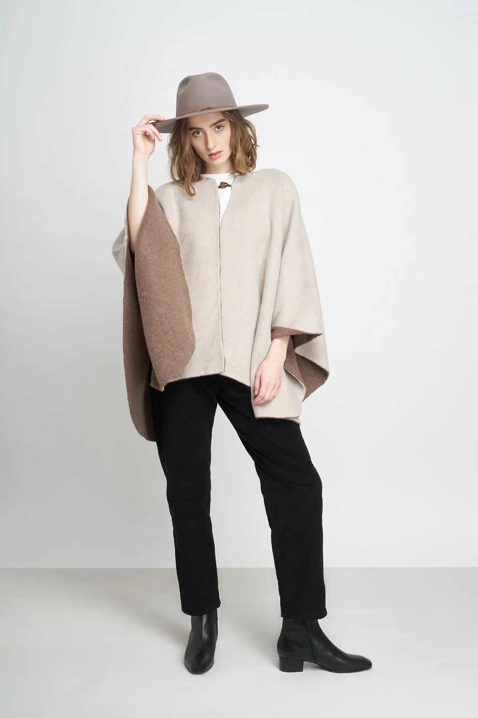 JF_AW18_Lookbook_Ona_Poncho_sand-mocca_Olivia_Shirt_white_Macondo_Trousers_black_2.jpg,