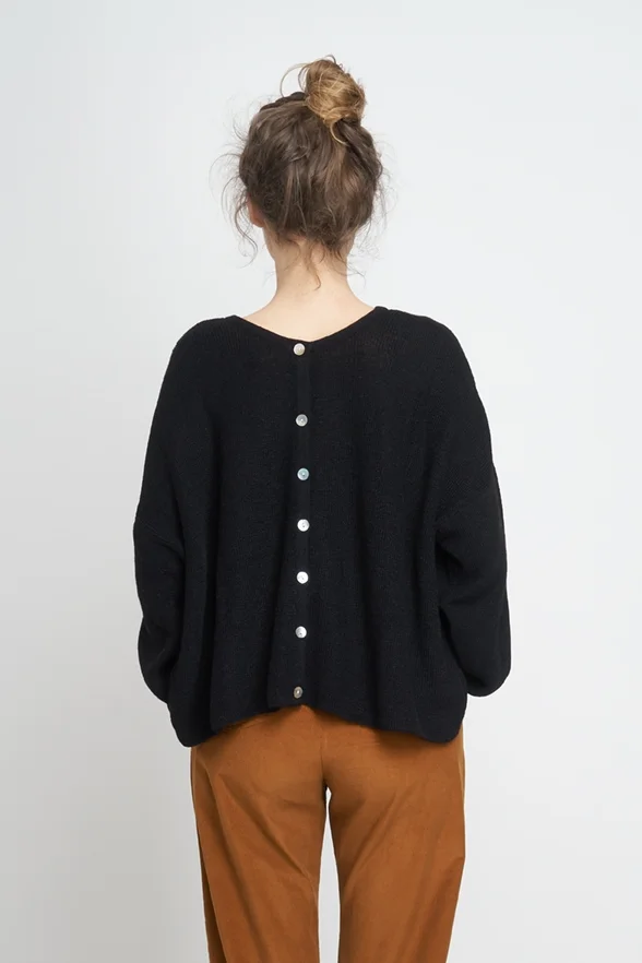 JF_AW18_Lookbook_Rapha_Cardigan_black_Macondo_Trousers_ochre_1.jpg,