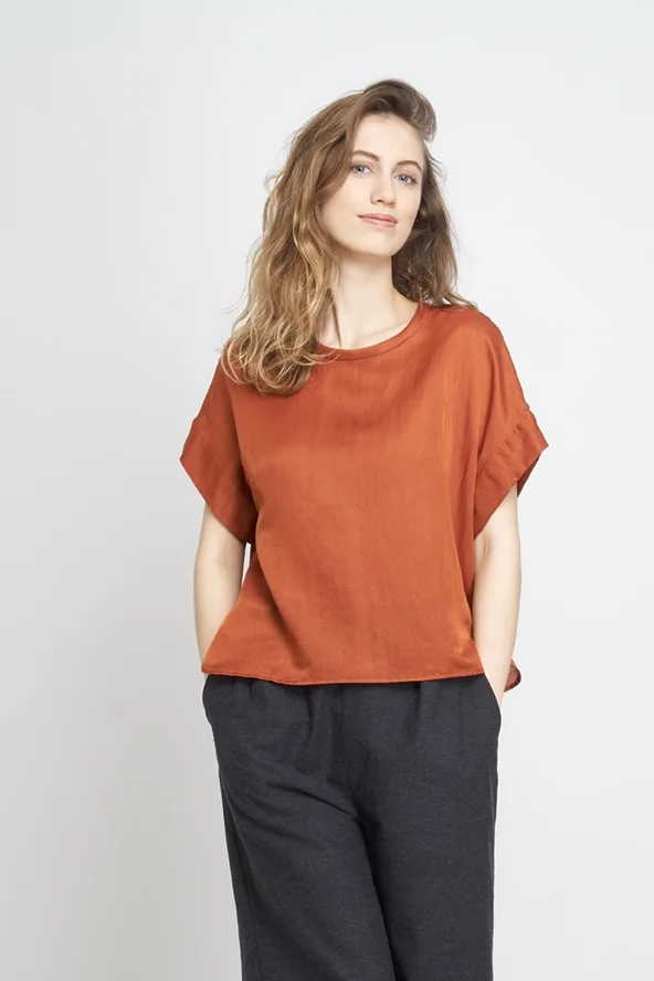JF_AW18_Lookbook_Emily_Shirt_ochre_Charlotte_Trousers_black_4.jpg