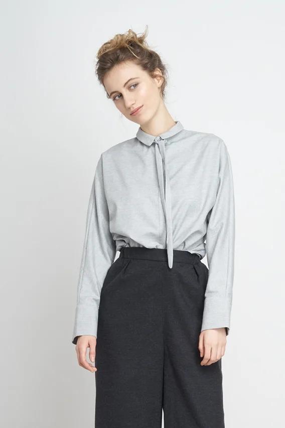 JF_AW18_Lookbook_Tiki_Blouse_cloud-grey_Charlotte_Trousers_black_3.jpg,