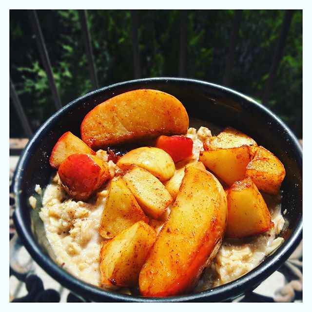 Sometimes you just need a warm treat 😋 I had some oatmeal with almond butter and honey crisp apples 🍎 - I also seared some of the apples with agave and cinnamon 😍 😩👉so yummy🙌🏻 &amp; it felt like Fall 🍂🍁 What is your fav warm treat for the mi