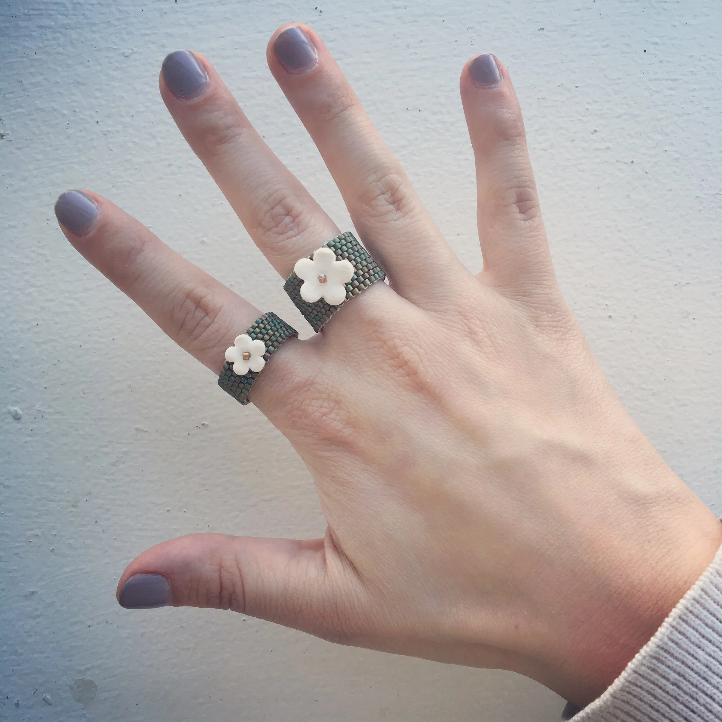 Daisy beaded ring