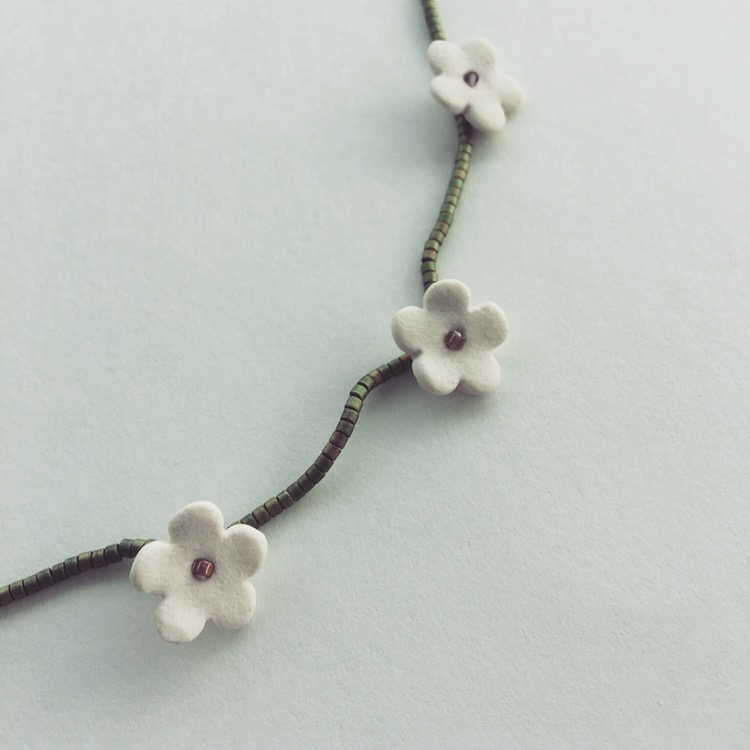 Daisy chain necklace