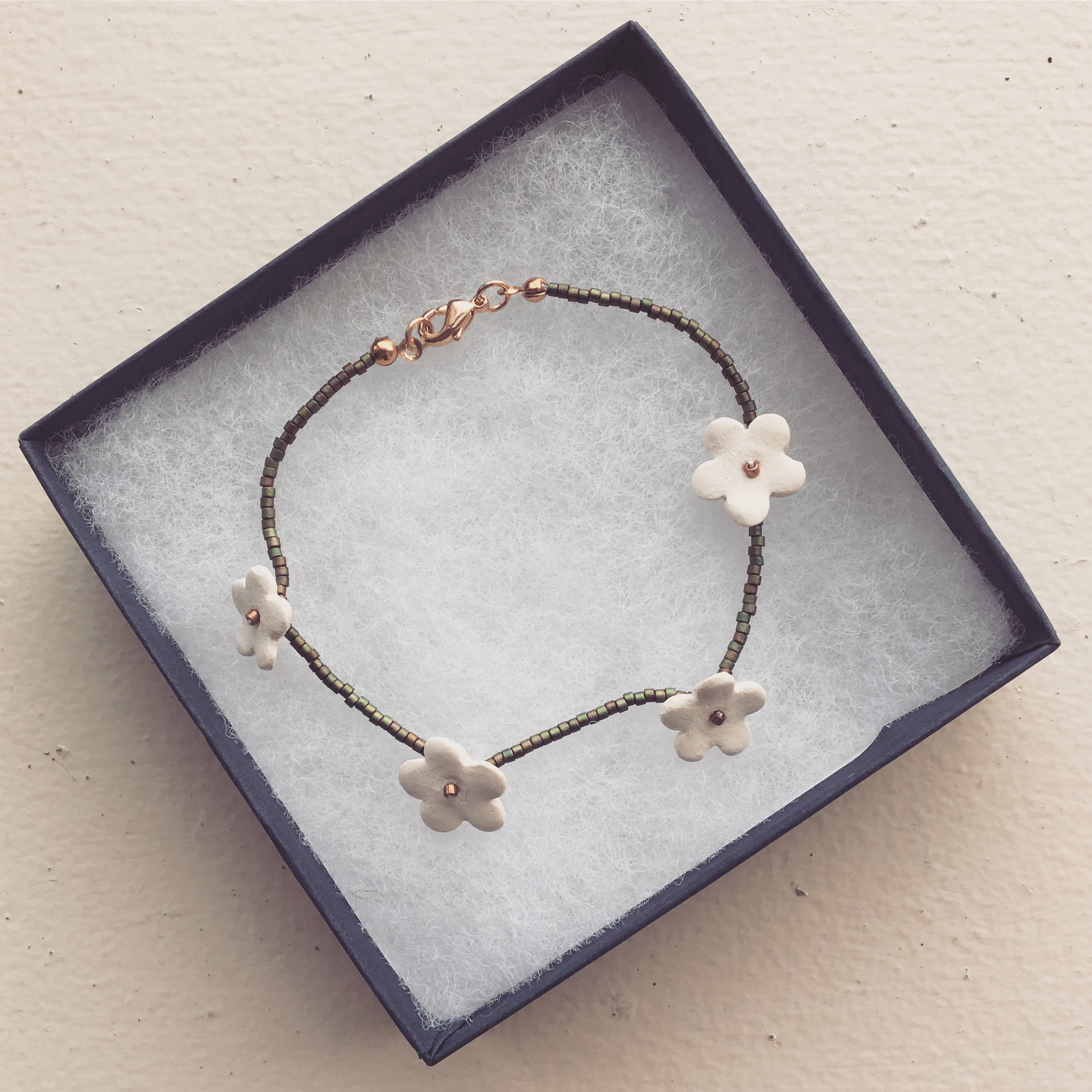 Daisy chain bracelet