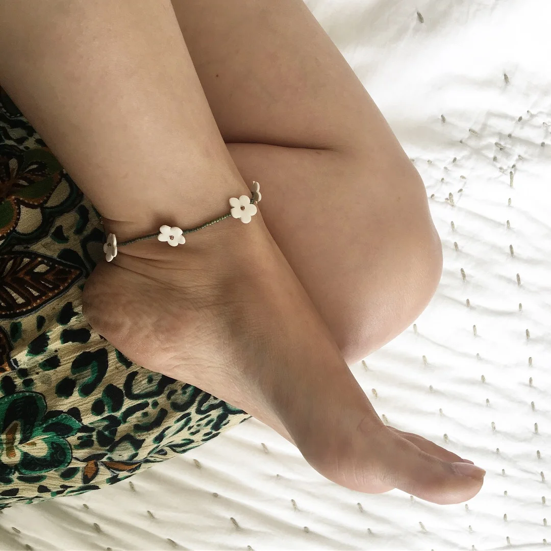Daisy chain anklet