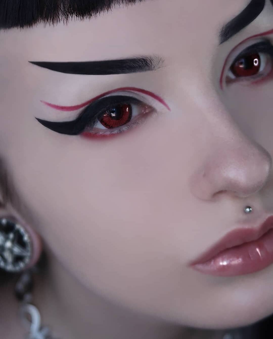 Loving @lorenatinodi using red metallic Roxanne liquid lipstick for her eye look.