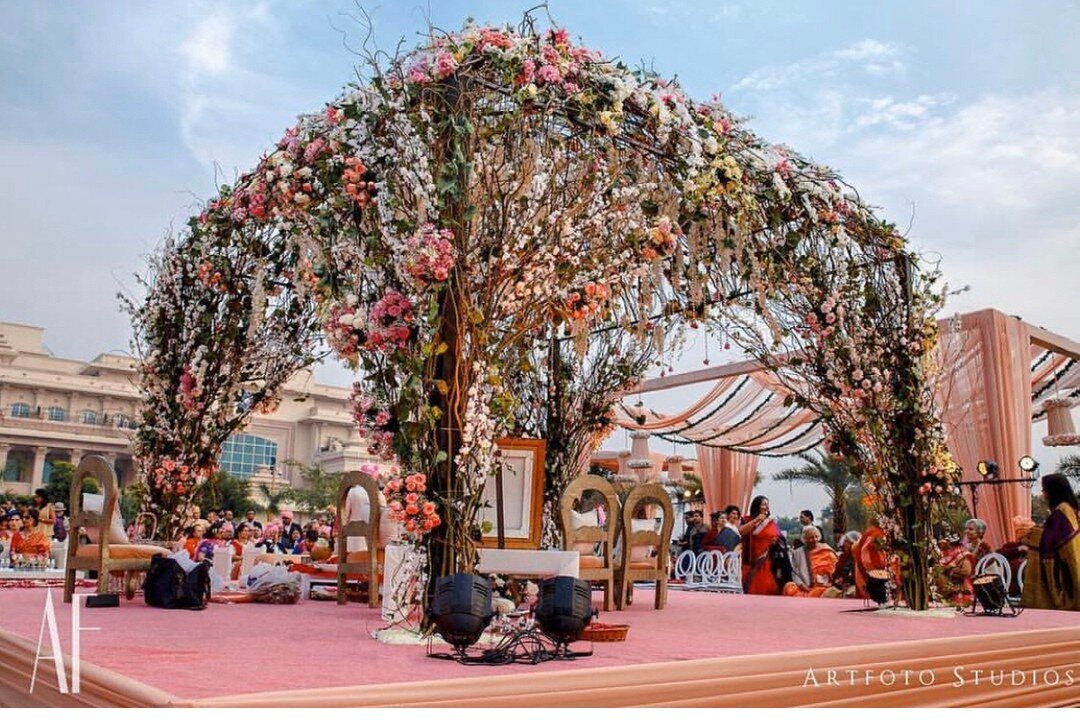 Amazing outdoor Mandap... let us know what you think of this look 👇🏽 ⠀⠀⠀⠀⠀⠀⠀⠀⠀ .⠀⠀⠀⠀⠀⠀⠀⠀⠀
.⠀⠀⠀⠀⠀⠀⠀⠀⠀
.⠀⠀⠀⠀⠀⠀⠀⠀⠀
#weddingceremony #weddingreception #catering #chefs #wedluxe #venues #experiential #contentmarketing #marketing #weddinginspiration #bea
