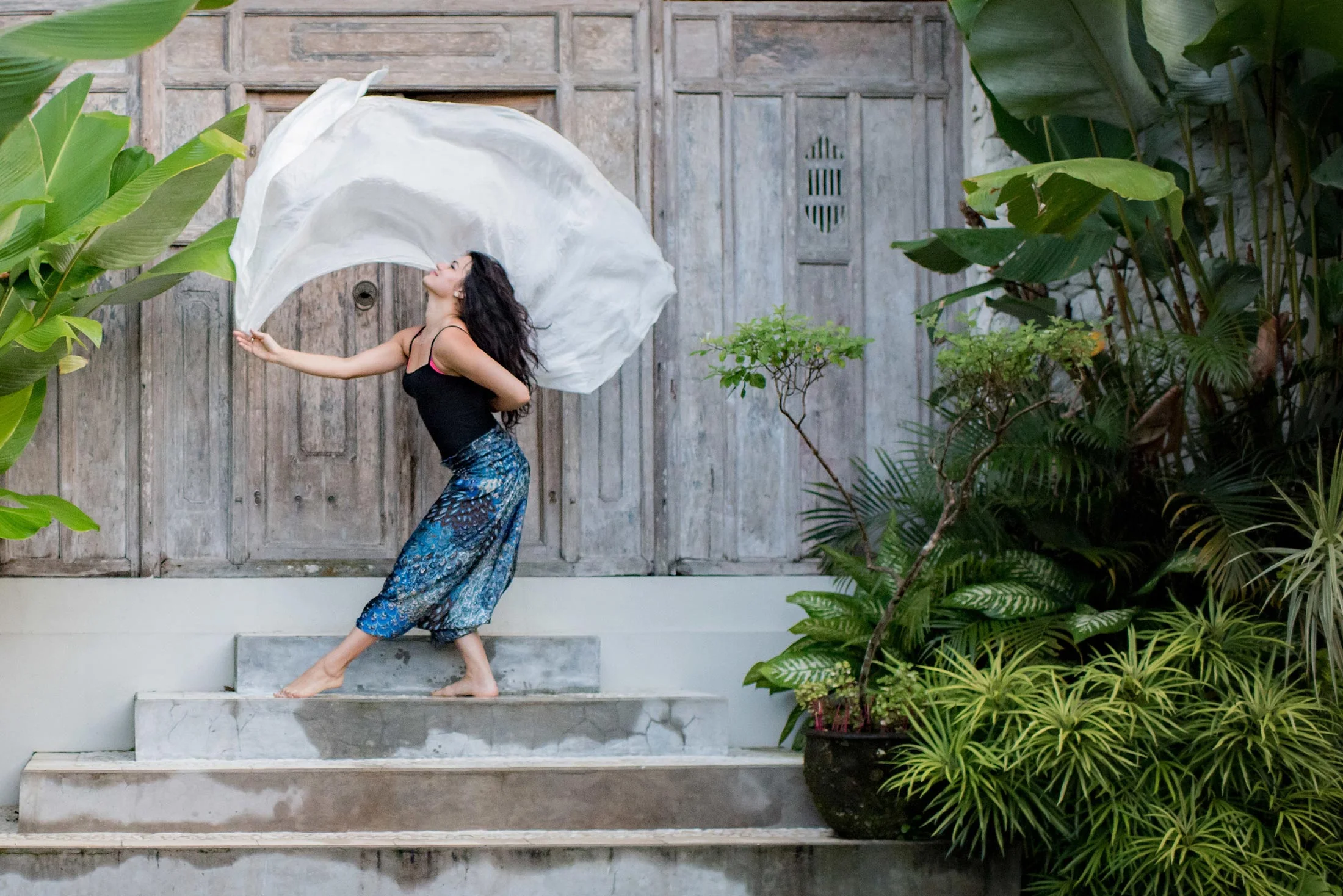 What-is-Embodied-Flow-School-of-Yoga-Dr-Scott-Lyons-Tara-Judelle.jpg