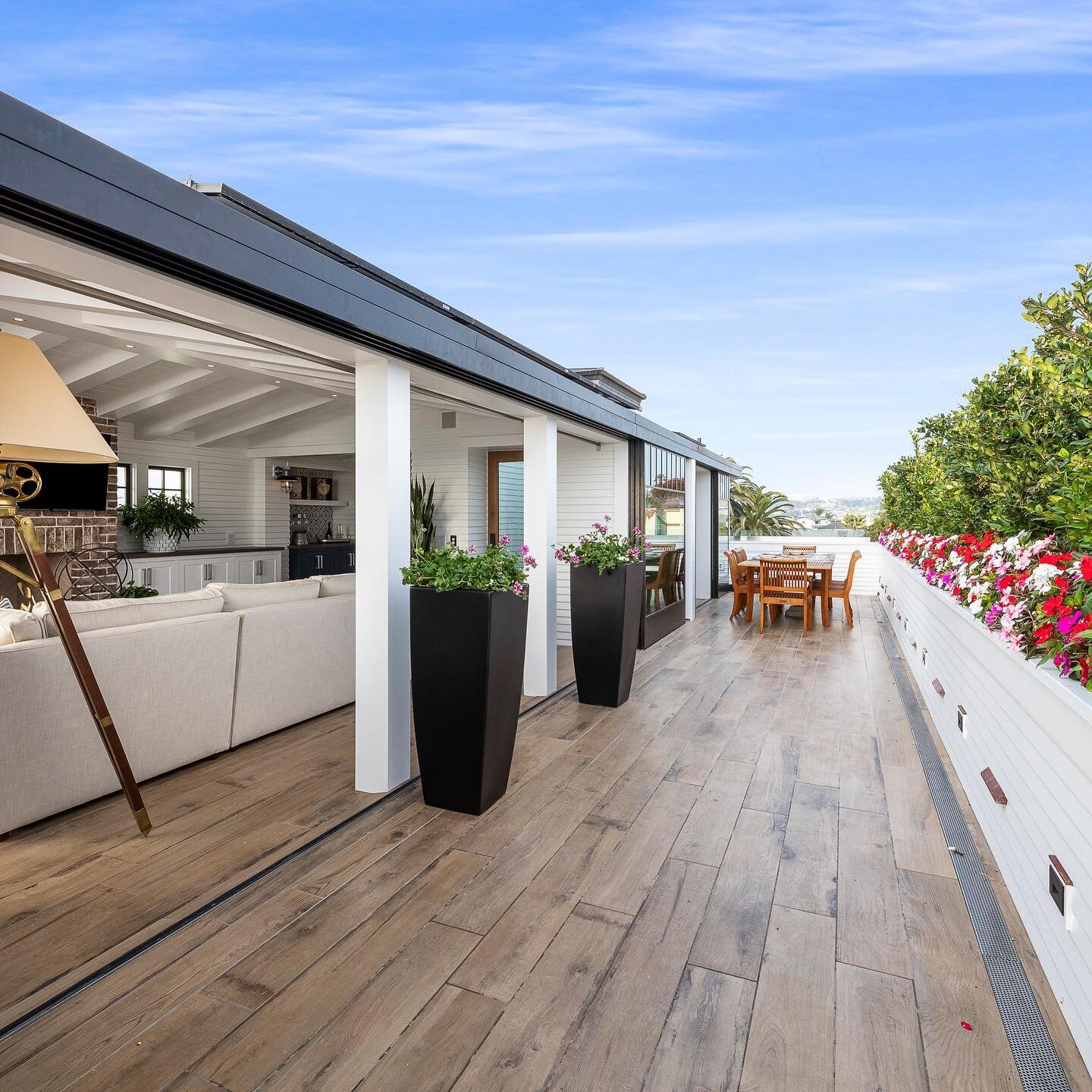 Every day would feel like Friday on this incredible rooftop deck with full indoor and outdoor living, not to mention the ocean behind me when you turn round.  Summer dinner&rsquo;s coming up!