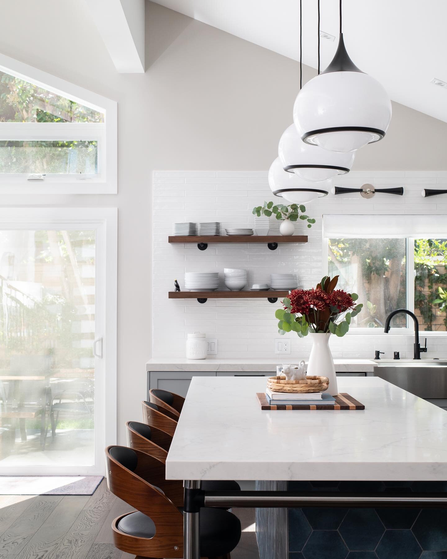 I love all the clean lines, colors and textures in this kitchen.  It&rsquo;s perfect for Mother&rsquo;s Day brunch.
