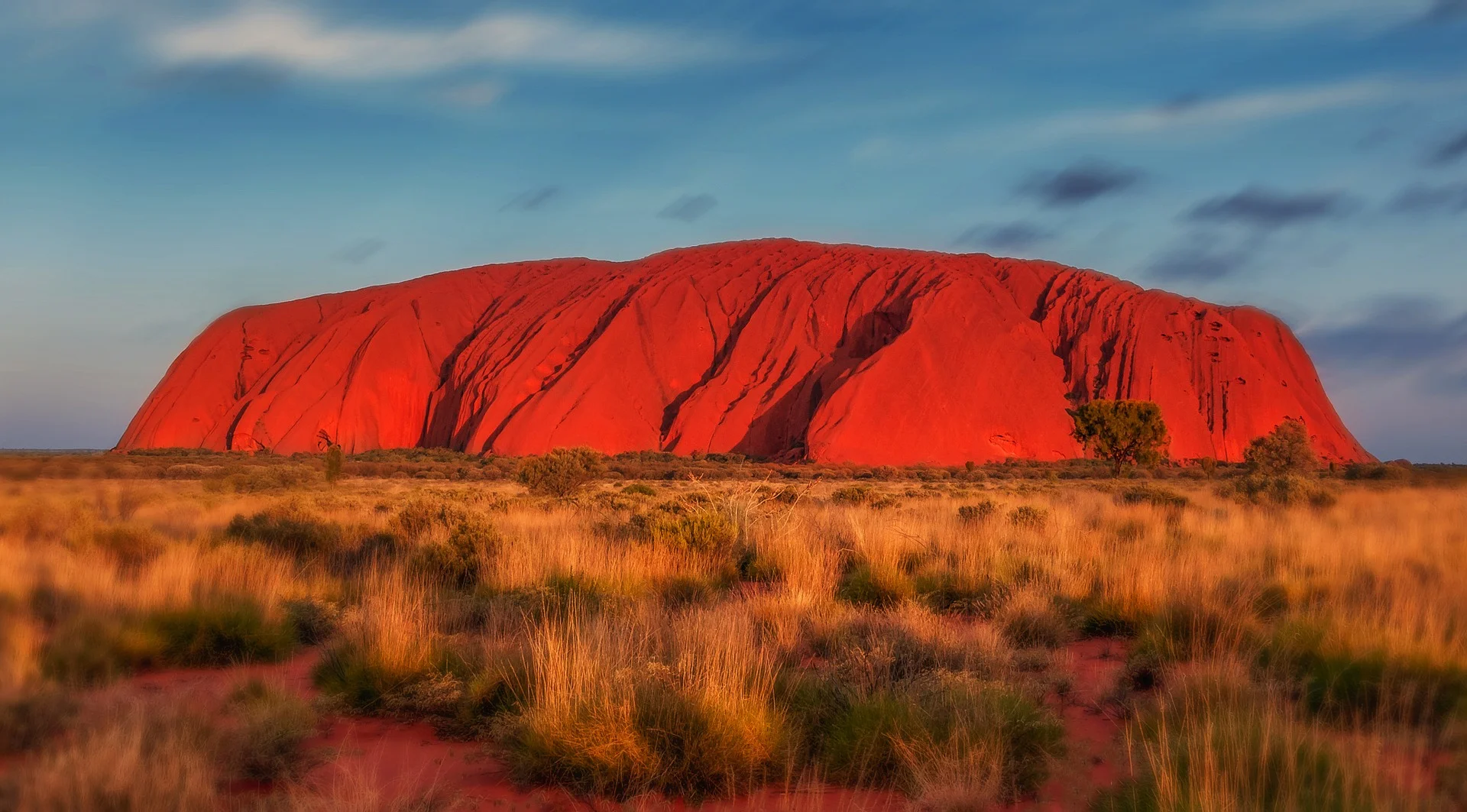 uluru-2058380_1920.jpg