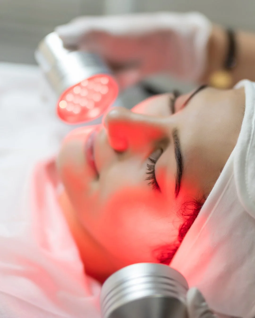 Red light therapy? Spoiler: It&rsquo;s not just a wellness trend 🚨⁠
⁠
Red light therapy (or photobiomodulation) works by stimulating your mitochondria&mdash;the energy factories in your cells&mdash;to work more efficiently. That means better healing