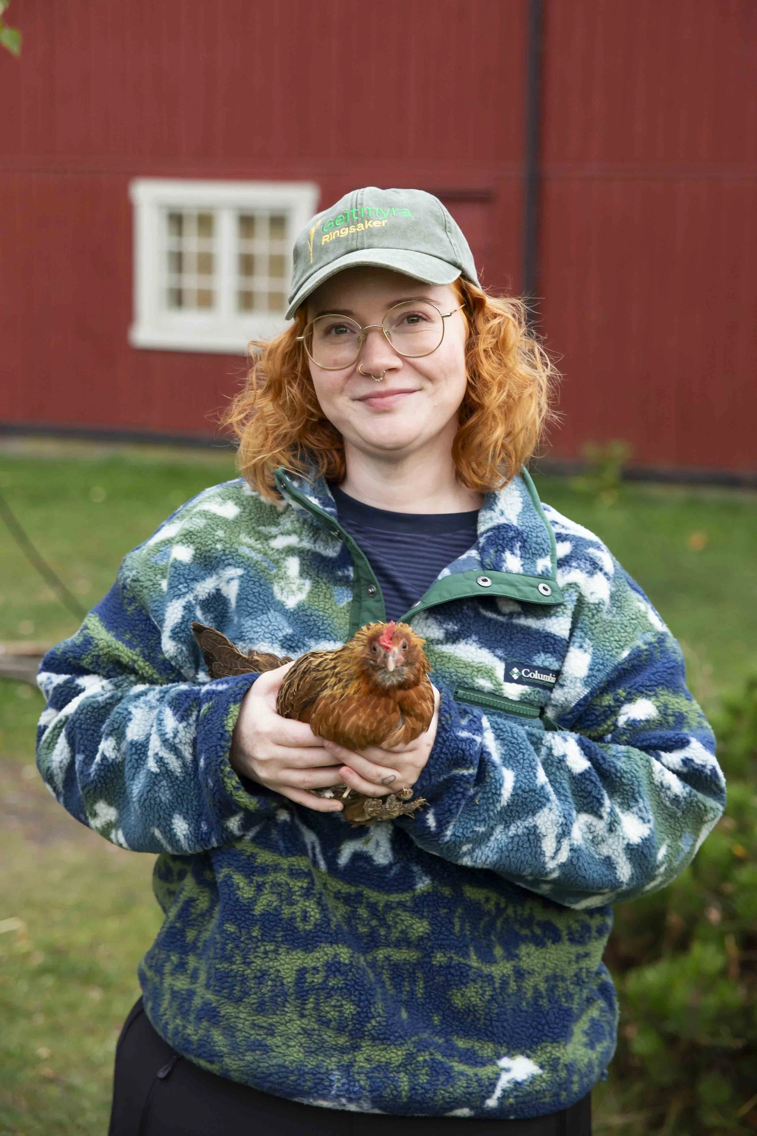 Portrett av Lisa som holder en høne.