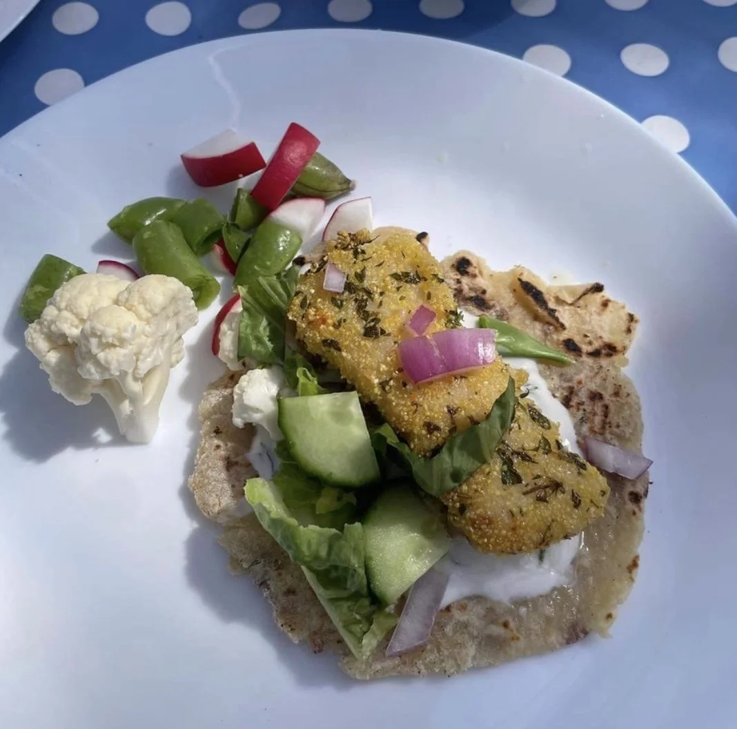 Fiskepinner i lompe med grønnsaker og frisk yoghurtdressing