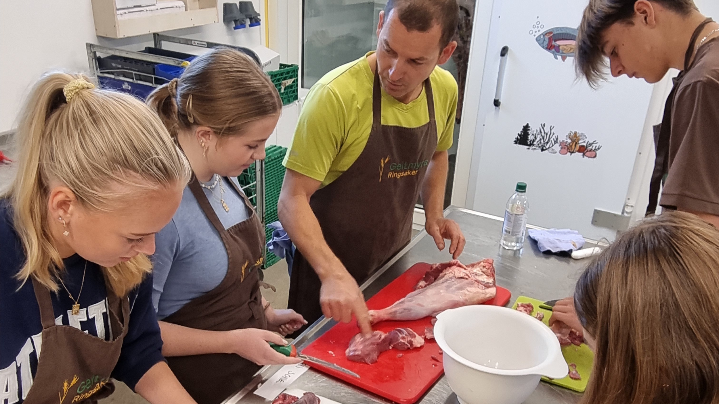 Geitmyra lærer fransk ungdom å lage mat 