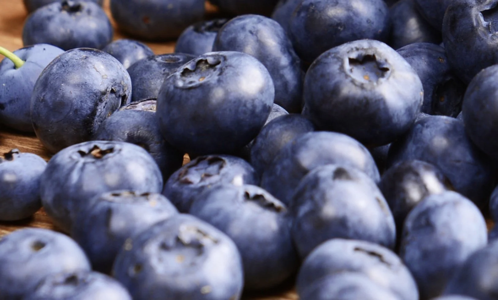 Langpannekake med banan og blåbær