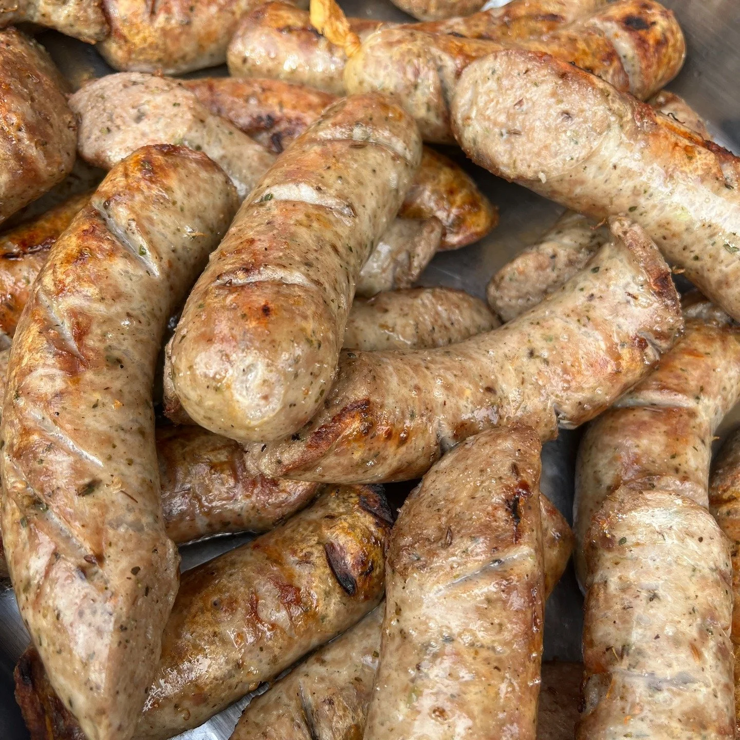 &ndash; Tror mamma blir imponert hvis jeg bytter ut fredagstacoen med hjemmelagde bratwurst! 

Det er god stemning n&aring;r de 20 ungdommene fra T&oslash;nsberg er p&aring; sin siste dag p&aring; kokkeskolen p&aring; Geitmyra. 

Til bratwursten lage