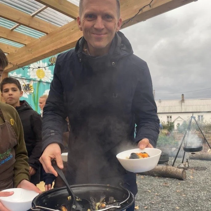 Endelig fikk vi ordfører Mathias Bernander på besøk i kjøkkenhagen på Geitmyra! 
Under gårsdagens uteskoledag lagde vi blåskjellgryte på bål sammen med elever fra 6. trinn ved Mosby skolesen
