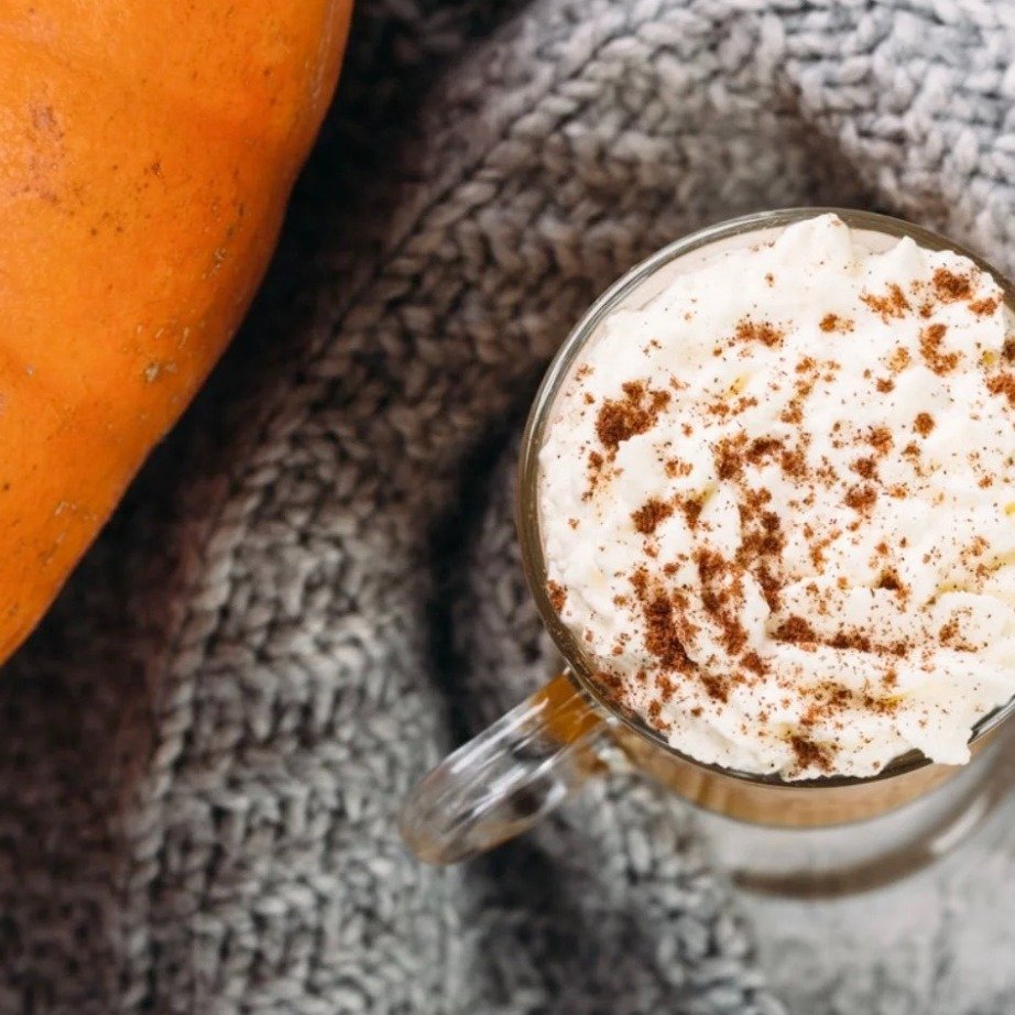 SPIS GRESSKARET! 
80 kroner for en kaffe med melk og gresskar? Neida, lag det selv! 
Til fire kopper trenger dere: 
8 ss gresskarpuré (kokt og most gresskar)
4 dl helmelk
4 espresso eller sterk kaffe – eller te. 
Gresskarkrydder