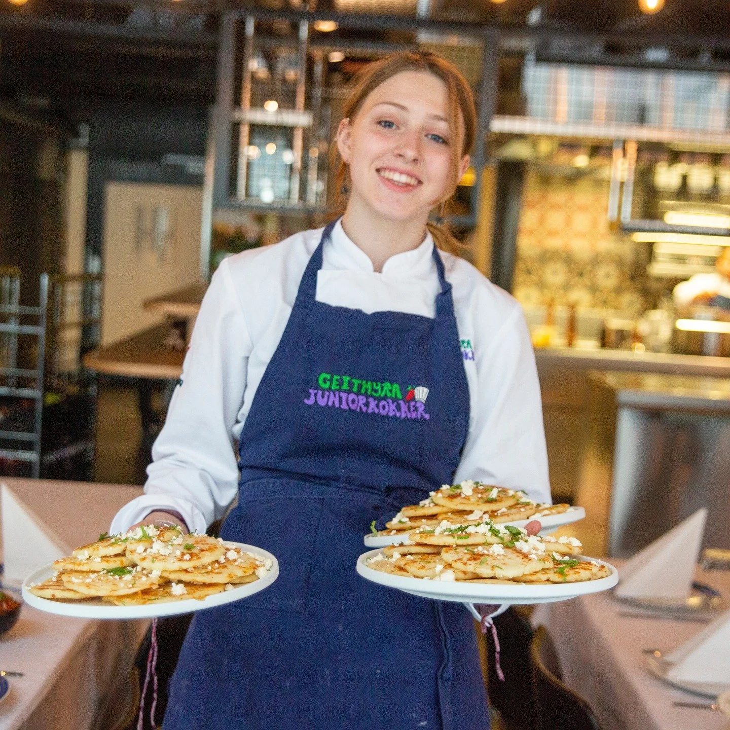 &ndash; Om du har lyst p&aring; en skikkelig bra middag, servert med ungdommelig entusiasme, stolthet og brede smil, kan jeg varmt anbefale Juniorkokkene. Det er en investering som smaker godt p&aring; alle m&aring;ter &ndash; i mat, i ungdom, og i f