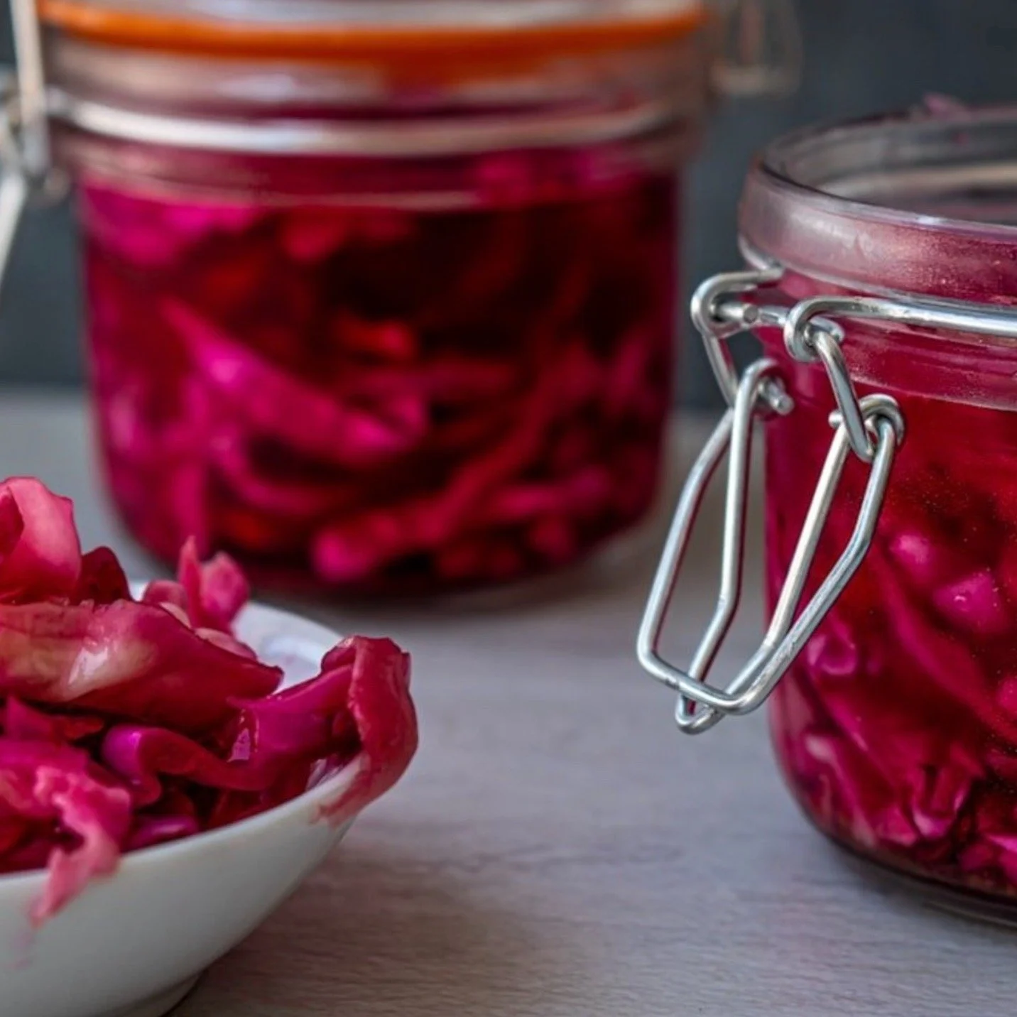 Alt kan syltes &ndash; og det blir kjempefine gaver som man blir skikkelig glad for! B&aring;de vakkert &aring; se p&aring; og passer til nesten alt. Pr&oslash;v syltede gr&oslash;nnsaker p&aring; taco eller p&aring; pizzaen. Nydelig! 

JUL P&Aring; 