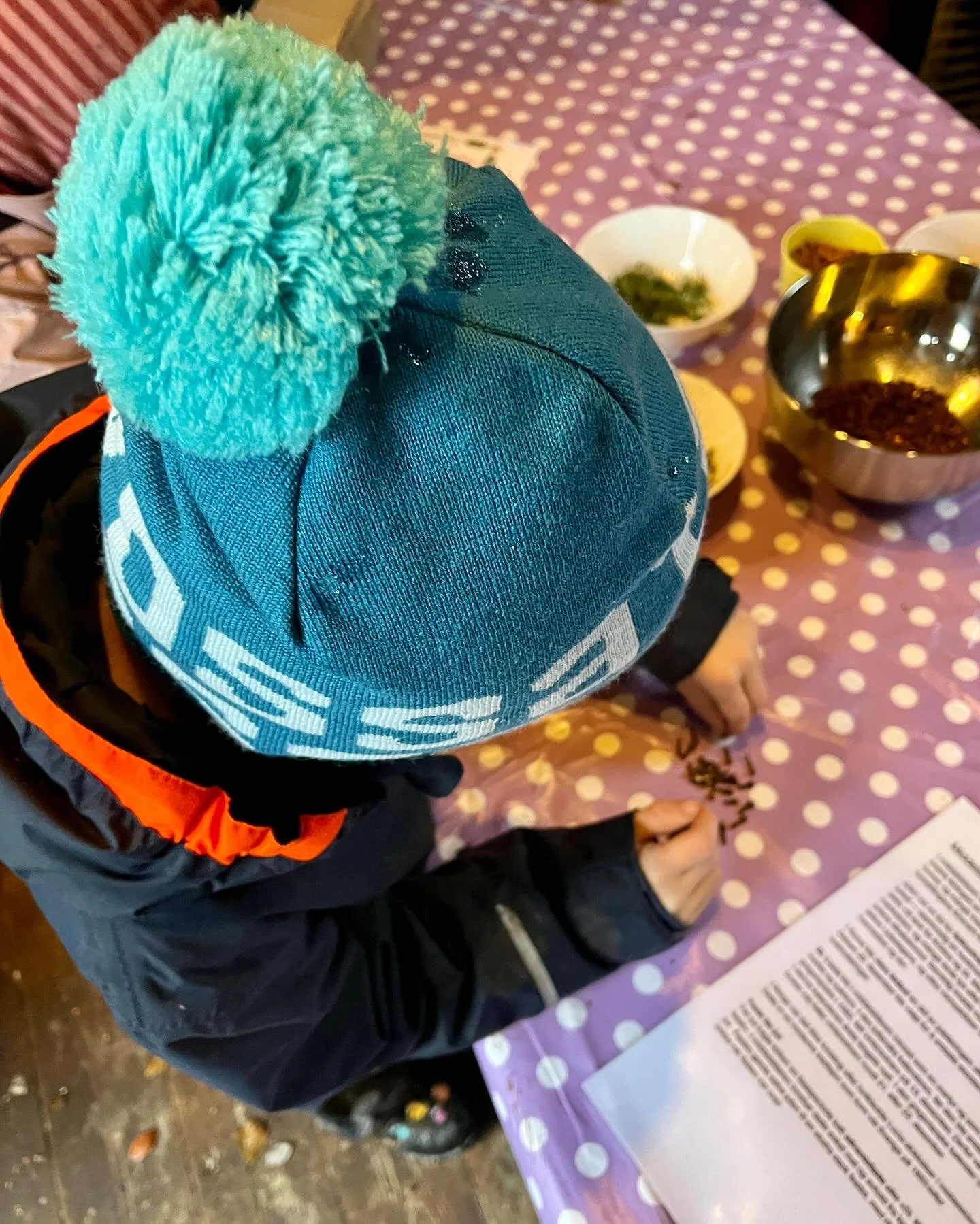 J&oacute;l. J&oacute;lablot. Julen har alltid v&aelig;rt en tid for fellesskap, gjestfrihet og sterke ritualer. P&aring; Geitmyra T&oslash;nsberg f&aring;r barna smake p&aring; jula gjennom fire epoker: Steinalderen, jernalderen, middelalderen og nye