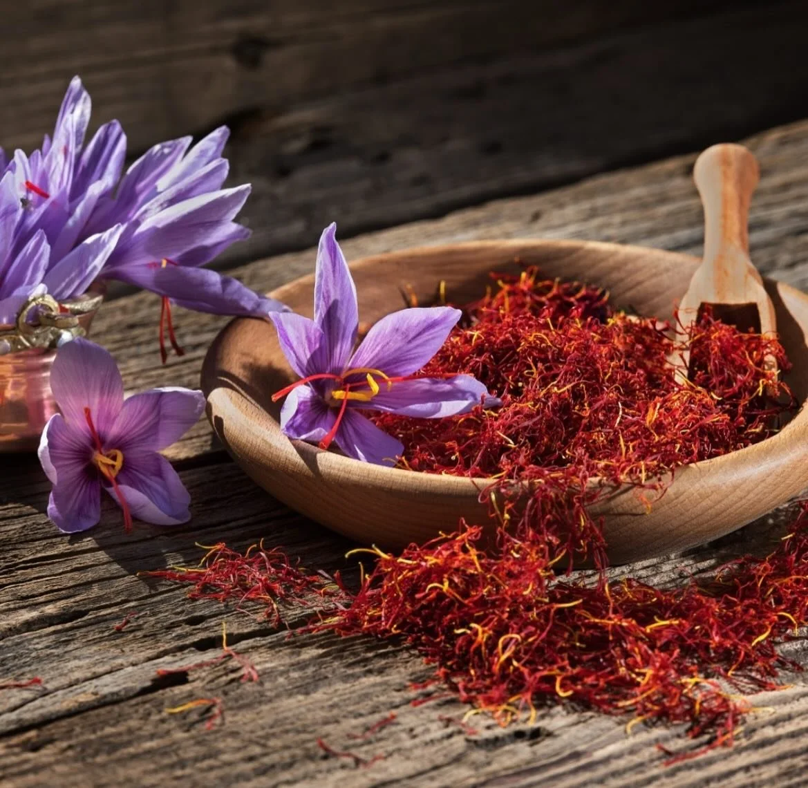 Julens krydder. SAFRAN kommer fra arrene i blomstene til en krokusplante. Det er p&aring; arret at pollenkornene fester seg, og befruktningen starter. Hver plante har tre arr, og det trengs ca. 200 000 arr for &aring; produsere ett kilo safran. Ikke 