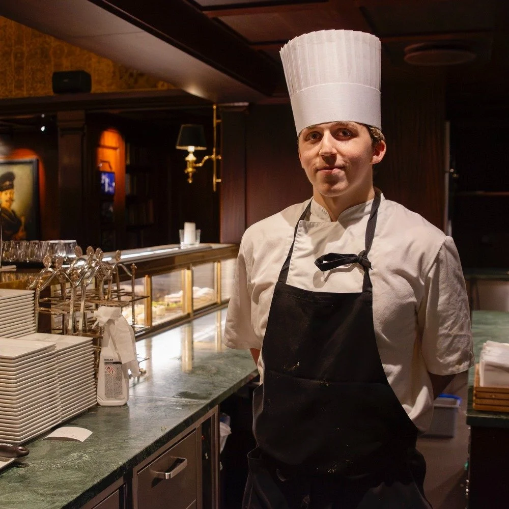 &ndash; Jeg f&oslash;lger matgleden

William Wiland er en av de aller f&oslash;rste juniorkokkene p&aring; Geitmyra. N&aring; jobber han som l&aelig;rling p&aring; Hotel Bristol i Oslo &ndash; men tiden som juniorkokk har satt dype spor.

Les mer om 