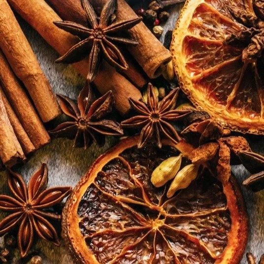 Geitmyras juniorkokker inviterer til hyggelige generasjonsm&oslash;ter med inkluderende mat- og dyrkeaktiviteter for alle som bor i Dronning Ingrids hage, samt for familier og naboer i omr&aring;det.

Her m&oslash;tes barn, unge, voksne og eldre rund