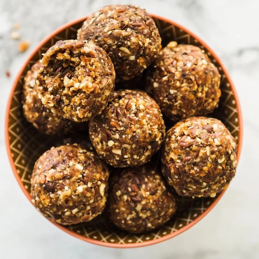 Lag spiselige julegaver sammen med barna! 🎁

DADDELKULER med kokos og kanel 

&bull; 500 g dadler uten sten
&bull; 250 g fr&oslash;
&bull; 1 ts malt kanel
&bull; Litt vann ved behov
&bull; Kokosflak til &aring; rulle kulene i

Rist fr&oslash;ene let