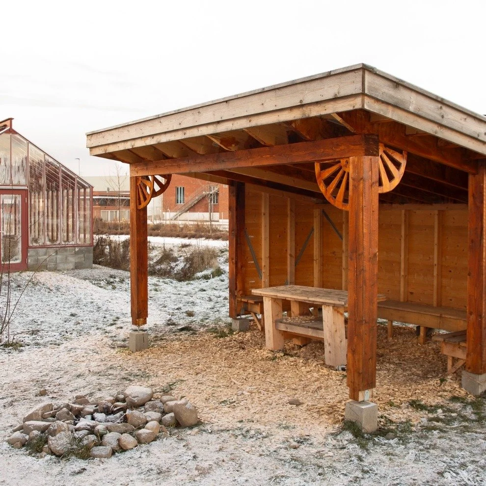 Suta-Nita &ndash;&nbsp;en hvileplass for gjennomreise&nbsp; 

Denne gapahuken er en hvileplass &ndash; et sted der mennesker p&aring; reise kunne stoppe, spise, hvile og v&aelig;re sammen. Den er inspirert av romanifolket, som i gamle dager reiste fr