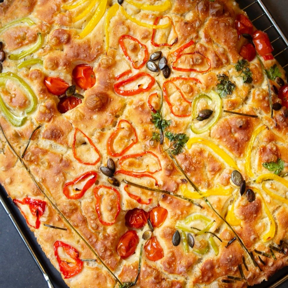 Bak en skikkelig saftig focaccia i helgen! 

Focaccia er en stor favoritt &ndash; og med 100% hydrasjon blir den ekstra saftig, luftig og uimotst&aring;elig! Her er v&aring;r oppskrift p&aring; kaldhevet focaccia, perfekt med spr&oslash; skorpe og ma