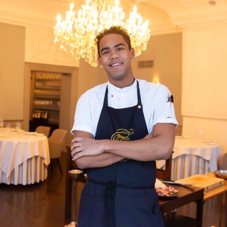 Jonas Gryt er ferdig som juniorkokk ved Geitmyra og jobber n&aring; som l&aelig;rling p&aring; Statholdergaarden og Statholderens Mat og Vinkjeller &ndash; blant Norges aller beste restauranter.

&ndash; Jeg er litt utenfor komfortsonen. Det er skyh&