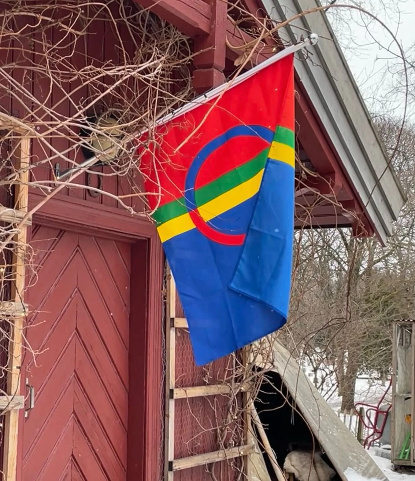 ❤️L&aelig;hkoeh biejjine!
💚Vuorbbe biejvijn!
💛Lihkku beivviin!
💙Gratulerer med samenes nasjonaldag!