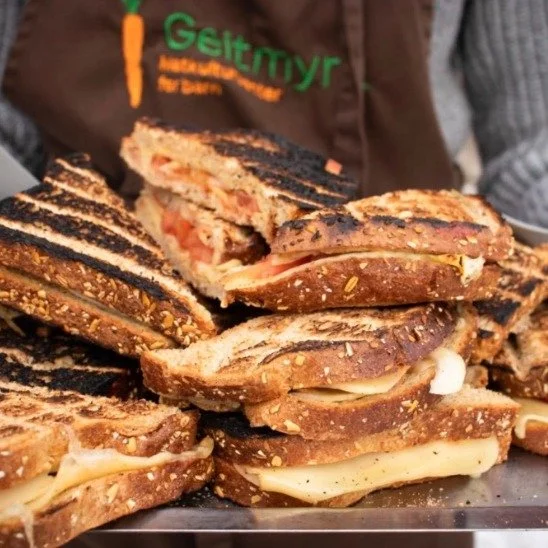 Mamma &oslash;nsker seg ikke ting. Hun &oslash;nsker seg kanskje &aring; komme inn p&aring; kj&oslash;kkenet og finne litt rot, litt s&oslash;l &ndash; og noen veldig stolte barn.

S&aring; v&aring;rt morsdagstips er enkelt: La barna slippe til p&ari