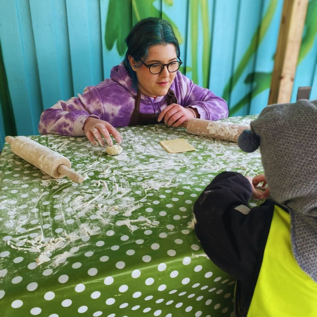 Juniorkokker under oppl&aelig;ring!  
I vinterferien fikk 7 nye juniorkokker teste seg som aktivitetsledere for barnehagebarn p&aring; Geitmyra Kristiansand. 

Det ble gr&oslash;nnsakskutting, potetlomper, skreikunnskap, eplegl&oslash;gg og verdens b