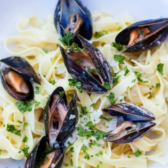 Italiensk klassiker som mange barn liker! 

Vongole betyr musling p&aring; italiensk. Tradisjonelt lages retten med vongoleskjell, men bl&aring;skjell fungerer perfekt &ndash; og er b&aring;de billigere og lettere &aring; f&aring; tak i. 
Til 4 perso
