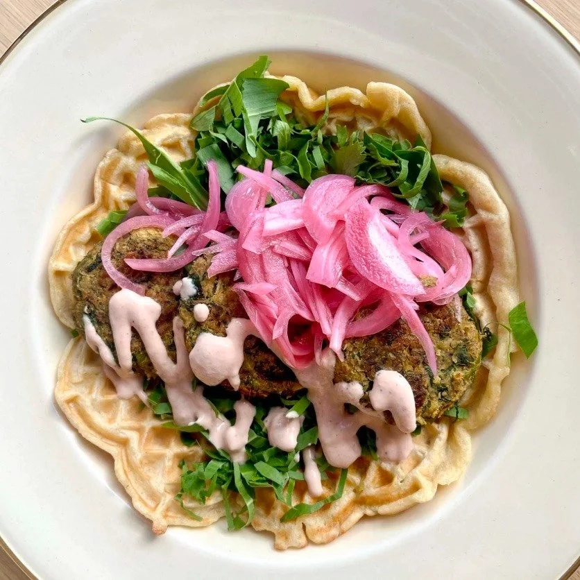 Alle gode ting har sin egen dag. Selvf&oslash;lgelig har vaffelen sin egen dag og den er i dag! 

Hva med &aring; pr&oslash;ve v&aring;r vaffel i falafel? 

Disse spr&oslash; og smakfulle kikertbollene har r&oslash;tter i Midt&oslash;sten og servert 