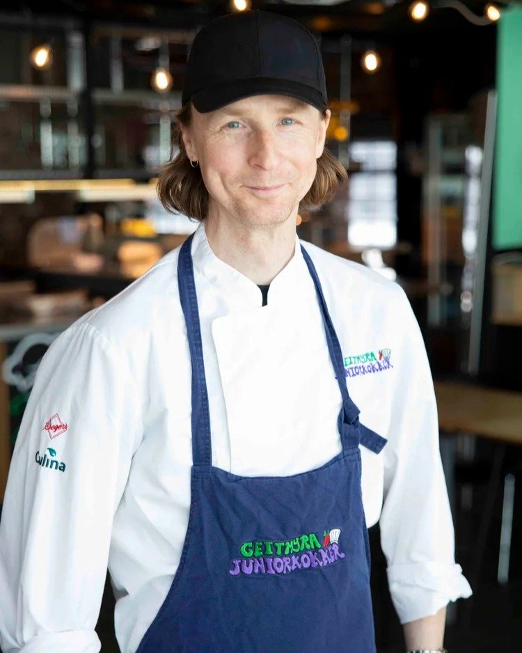 Juniorkokkene har f&aring;tt ny kj&oslash;kkensjef! 

Vi er s&aring; glade for &aring; &oslash;nske Qaaqqutsiaq Fenger velkommen til oss. Qaaqqutsiaq er kokk og kj&oslash;kkenleder med bred erfaring fra restaurant, catering og konseptutvikling. Han h