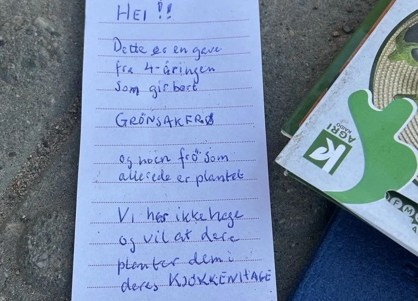 Se hva som m&oslash;tte oss da vi kom p&aring; jobb i dag morges! En nydelig gave fra en dyrkeglad 4-&aring;ring &ndash; fr&oslash; og fr&oslash; som allerede er plantet. 

Det er ikke hver dag vi blir s&aring; r&oslash;rt. Tusen, tusen takk! Vi skal