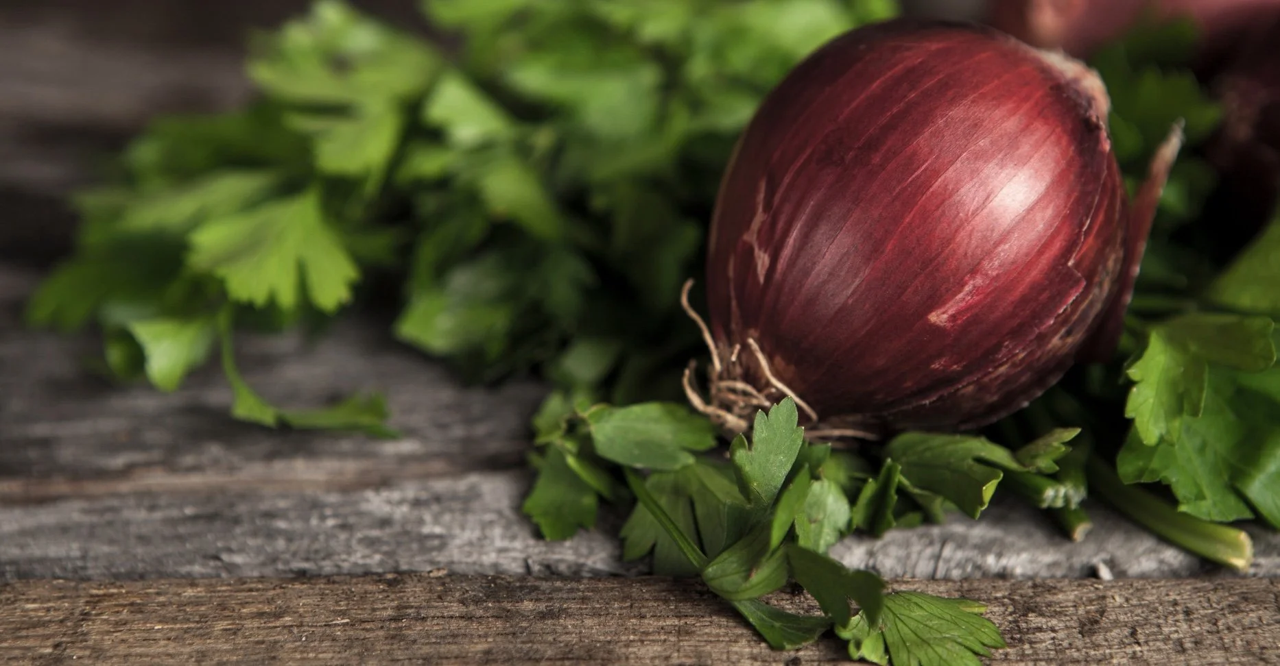Syrlig persillesalat smaker godt til en sprø falafel