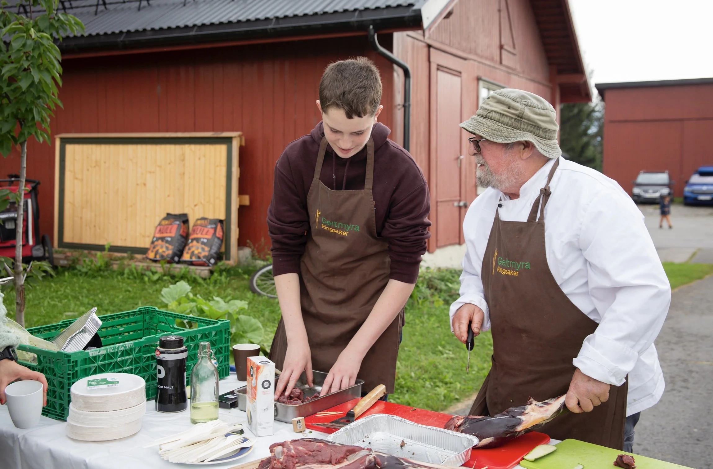 Grillsjefene griller rådyr på Geitmyra